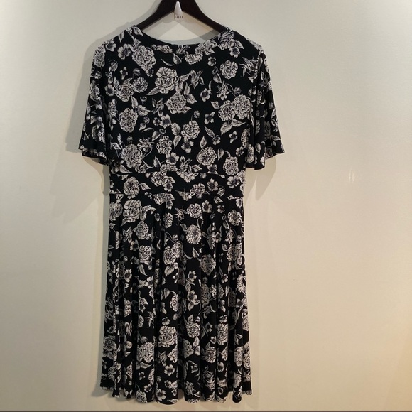 TORRID Sz 00 (Sz 10 equiv.)  A-Line Floral V-Neck Bat Wing Sleeves Cinched Dress - Picture 7 of 8